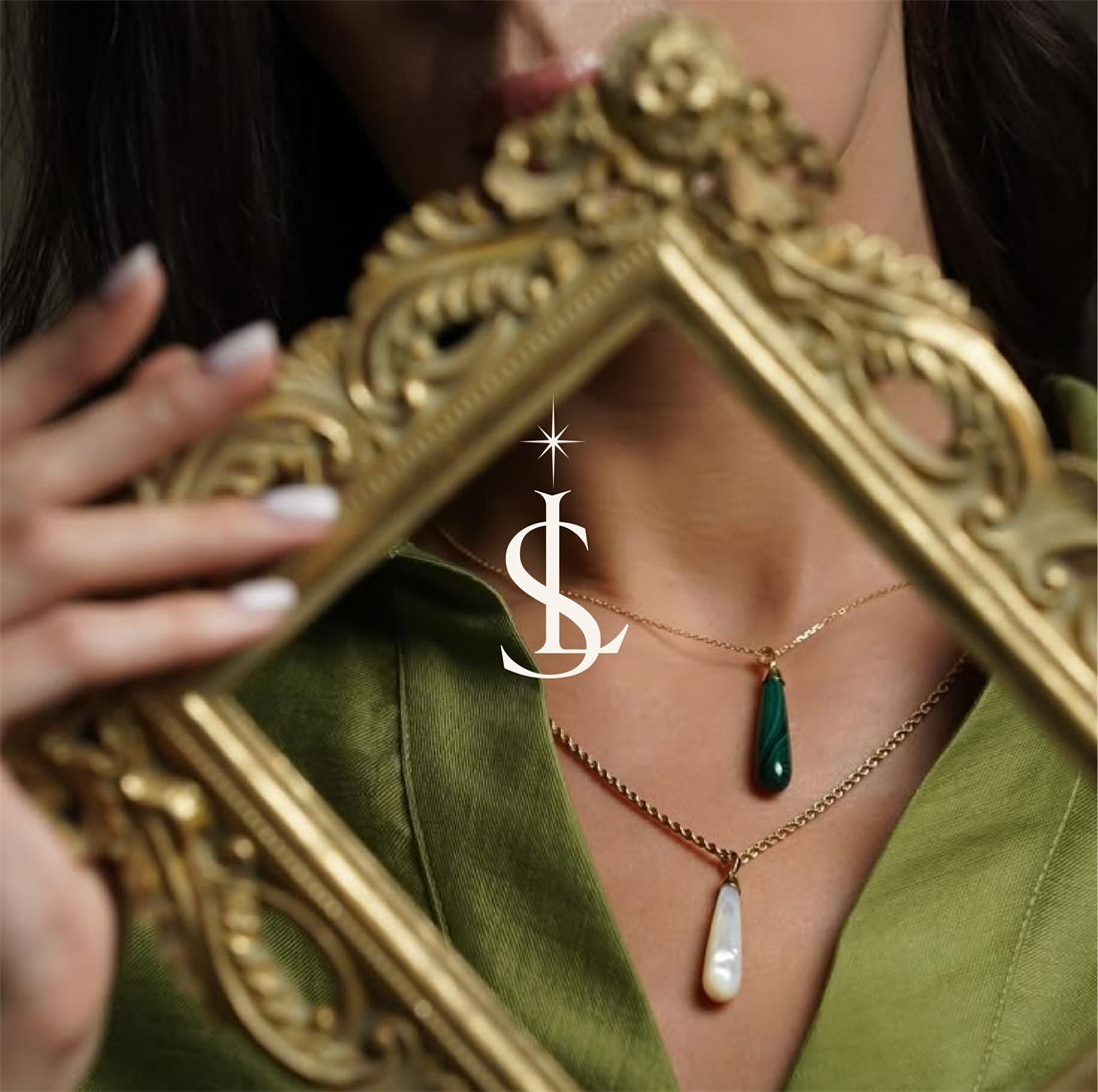 Collar con dije verde en forma de gota, enmarcado por un marco dorado